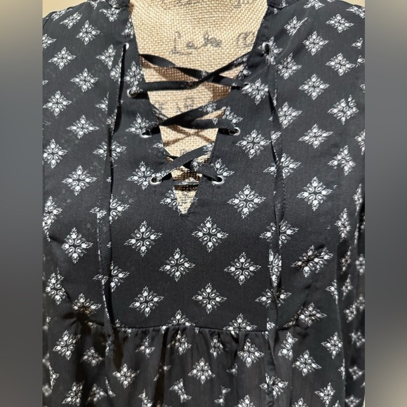Hollister brand Chic Black and White Tie Front Blouse with Long Sleeves - Picture 5 of 8
